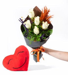 Yeşil Kahve Bukette 5 Beyaz Gül & Gülen Kalp Yastık