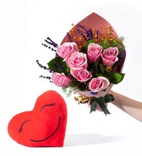 Somon Bukette 7 Pembe Gül ve Gülen Kalpli Yastık